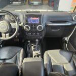 Jeep Wrangler Unlimited Sahara V6 3.6 285 ch Pentastar BVA — tableau de bord et console