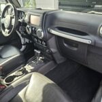Jeep Wrangler Unlimited Sahara V6 3.6 285 ch Pentastar BVA — habitacle côté passager