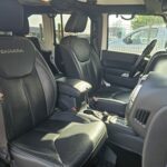 Jeep Wrangler Unlimited Sahara V6 3.6 285 ch Pentastar BVA — sièges avant