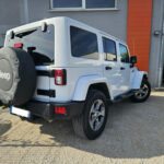 Jeep Wrangler Unlimited Sahara V6 3.6 285 ch Pentastar BVA — vue trois-quarts arrière opposée