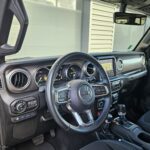 Jeep Wrangler Unlimited Rubicon 4xe 2.0 T 380 ch PHEV BVA8 — poste de conduite