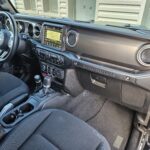 Jeep Wrangler Unlimited Rubicon 4xe 2.0 T 380 ch PHEV BVA8 — habitacle côté passager