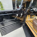 Chevrolet 3100 Apache V8 Restomod — 1955 — contre-porte conducteur