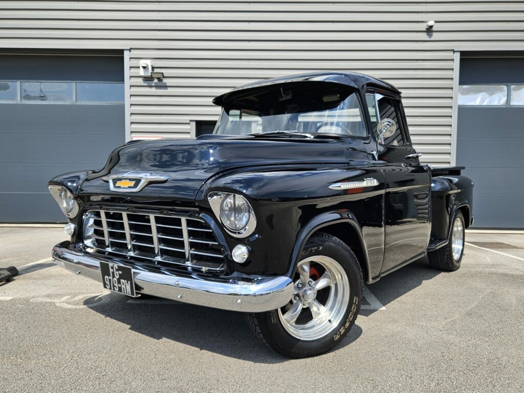 Chevrolet 3100 Apache V8 Restomod — 1955 — vue trois-quarts avant