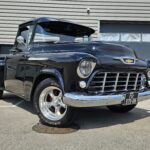 Chevrolet 3100 Apache V8 Restomod — 1955 — vue trois-quarts avant opposée