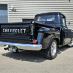 Chevrolet 3100 Apache V8 Restomod — 1955 — vue trois-quarts arrière