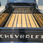 Chevrolet 3100 Apache V8 Restomod — 1955 — plancher bois de la benne