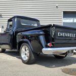 Chevrolet 3100 Apache V8 Restomod — 1955 — vue trois-quarts arrière opposée