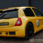 Renault Clio II V6 RS — vue trois-quarts arrière opposée