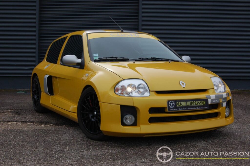 Renault Clio II V6 RS — vue trois-quarts avant