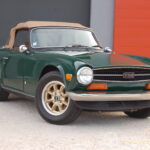 Triumph TR6 2.5 125 ch — double carburateur, overdrive — vue trois-quarts avant opposée