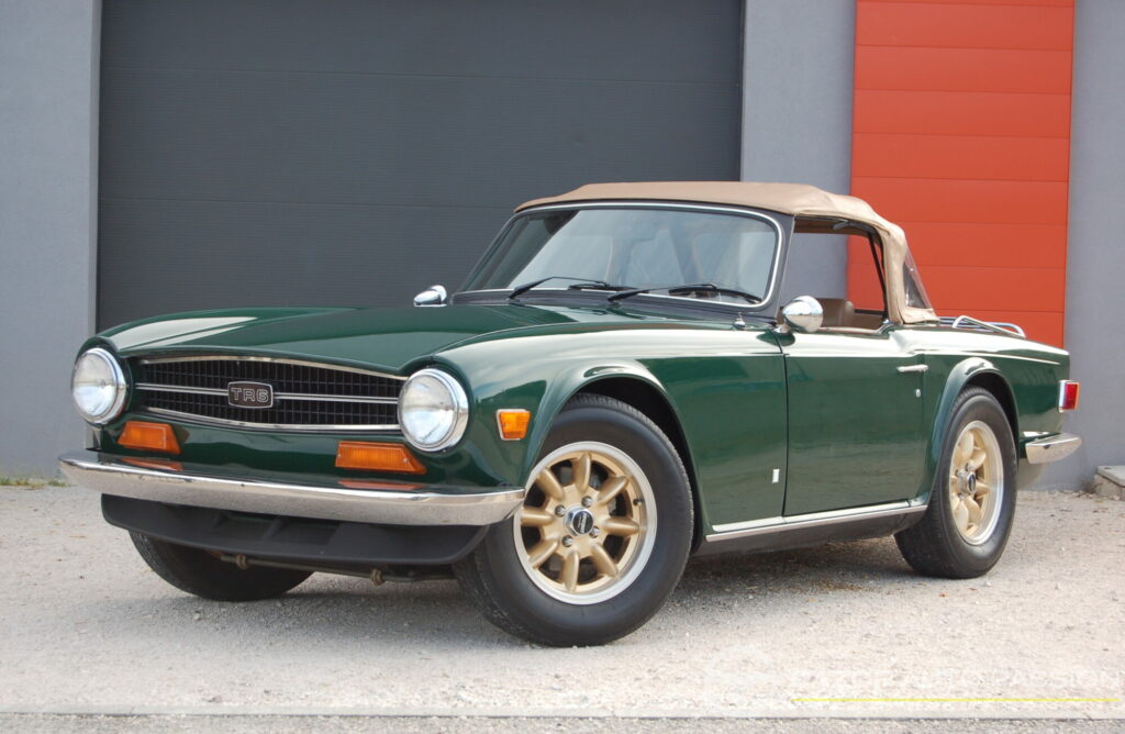 Triumph TR6 2.5 125 ch — double carburateur, overdrive — vue trois-quarts avant