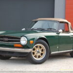 Triumph TR6 2.5 125 ch — double carburateur, overdrive — vue trois-quarts avant