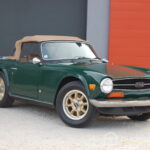 Triumph TR6 2.5 125 ch — double carburateur, overdrive — vue trois-quarts avant complémentaire