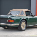 Triumph TR6 2.5 125 ch — double carburateur, overdrive — vue trois-quarts arrière