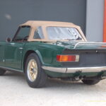 Triumph TR6 2.5 125 ch — double carburateur, overdrive — vue trois-quarts arrière opposée