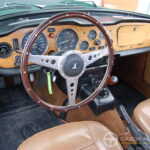 Triumph TR6 2.5 125 ch — double carburateur, overdrive — poste de conduite