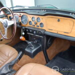 Triumph TR6 2.5 125 ch — double carburateur, overdrive — tableau de bord et console