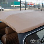 Triumph TR6 2.5 125 ch — double carburateur, overdrive — capote beige vue de dessus