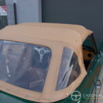 Triumph TR6 2.5 125 ch — double carburateur, overdrive — capote beige vue arrière