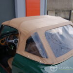 Triumph TR6 2.5 125 ch — double carburateur, overdrive — capote beige vue trois-quarts