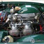 Triumph TR6 2.5 125 ch — double carburateur, overdrive — compartiment moteur et double carburateur