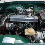 Triumph TR6 2.5 125 ch — double carburateur, overdrive — compartiment moteur vue générale