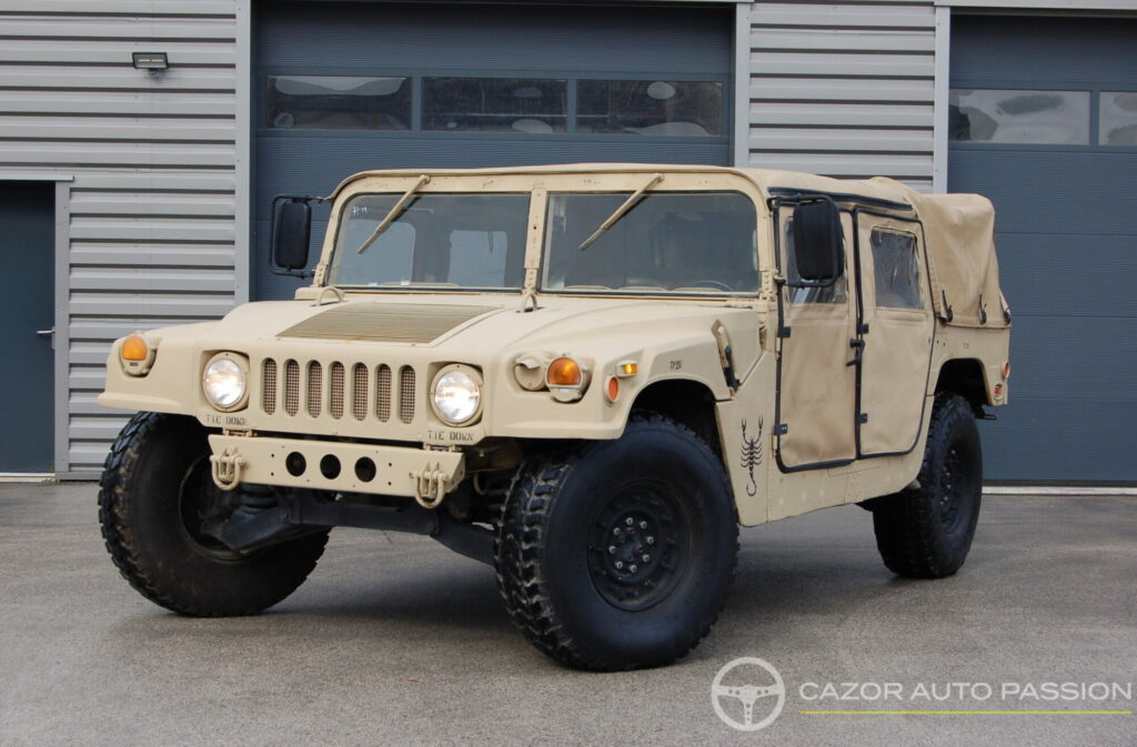 AM General Humvee M-1038 — Cargo / Transport de troupes — vue trois-quarts avant