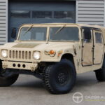 AM General Humvee M-1038 — Cargo / Transport de troupes — vue trois-quarts avant