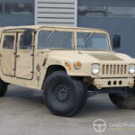 AM General Humvee M-1038 — Cargo / Transport de troupes — vue trois-quarts avant opposée