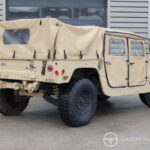 AM General Humvee M-1038 — Cargo / Transport de troupes — vue trois-quarts arrière