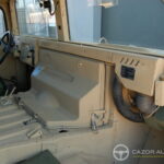 AM General Humvee M-1038 — Cargo / Transport de troupes — habitacle côté passager