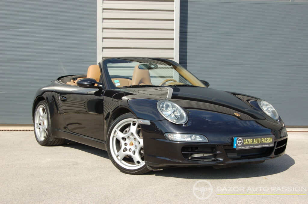 Porsche 911 type 997 Carrera 2 Cabriolet 3.6 325 ch BVM6 — vue trois-quarts avant décapotée
