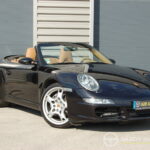 Porsche 911 type 997 Carrera 2 Cabriolet 3.6 325 ch BVM6 — vue trois-quarts avant décapotée
