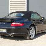 Porsche 911 type 997 Carrera 2 Cabriolet 3.6 325 ch BVM6 — vue trois-quarts arrière avec capote