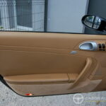 Porsche 911 type 997 Carrera 2 Cabriolet 3.6 325 ch BVM6 — contre-porte conducteur