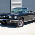 Ford Mustang Cabriolet V8 Code C 289 ci — vue trois-quarts avant décapotée
