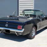 Ford Mustang Cabriolet V8 Code C 289 ci — vue trois-quarts arrière décapotée