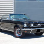 Ford Mustang Cabriolet V8 Code C 289 ci — vue trois-quarts avant opposée