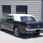 Ford Mustang Cabriolet V8 Code C 289 ci — vue trois-quarts arrière avec capote