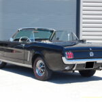 Ford Mustang Cabriolet V8 Code C 289 ci — vue arrière trois-quarts opposée
